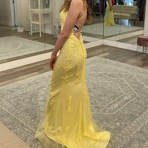 Faviana size 4 yellow dress